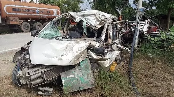 Big Accident : तेज रफ्तार कार ट्रक में जा घुसी, 8 लोगों की हुई मौत, सिर्फ एक की बची जान...