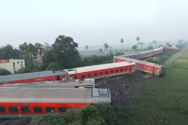 Bihar Train Accident : सोने की तैयारी कर रहे थे यात्री, तभी दूसरे ट्रैक पर बिखर गईं बोगियां, जानिए ट्रेन हादसे की खौंफनाक दास्तां!