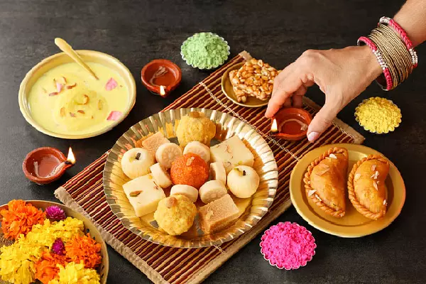 Vastu Tips: त्योहारों की लगने वाली है झड़ी, इसलिए इन बातों का रखें खास ध्यान, मिलेगा ईश्वर का भरपूर आशीर्वाद