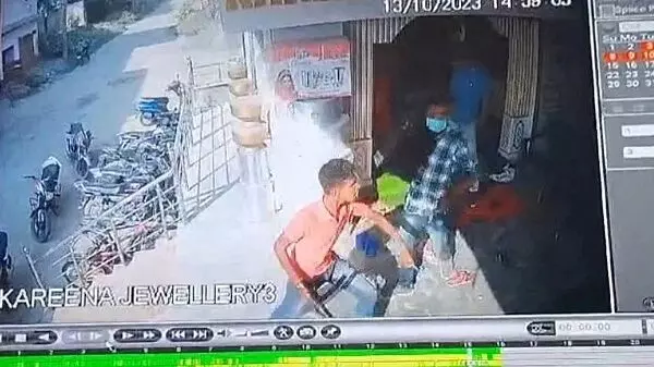 Bihar Crime : दिनदहाड़े ज्वेलर्स दुकान में फायरिंग कर लूट, व्यवसायी की गई जान, देखें वीडियो...