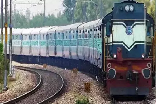 Indian Railways : यात्रीगण कृपया ध्यान दें- त्योहारी सीजन में रेलवे चलाएगा 34 स्पेशल ट्रेनें, जानिए फैसले की वजह