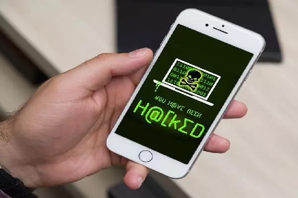 Phone Hacked : सावधान- स्मार्टफोन में दिख रहे ये संकेत तो हैक हो चुका है आपका डिवाइस! बचाव के लिए करें ये काम