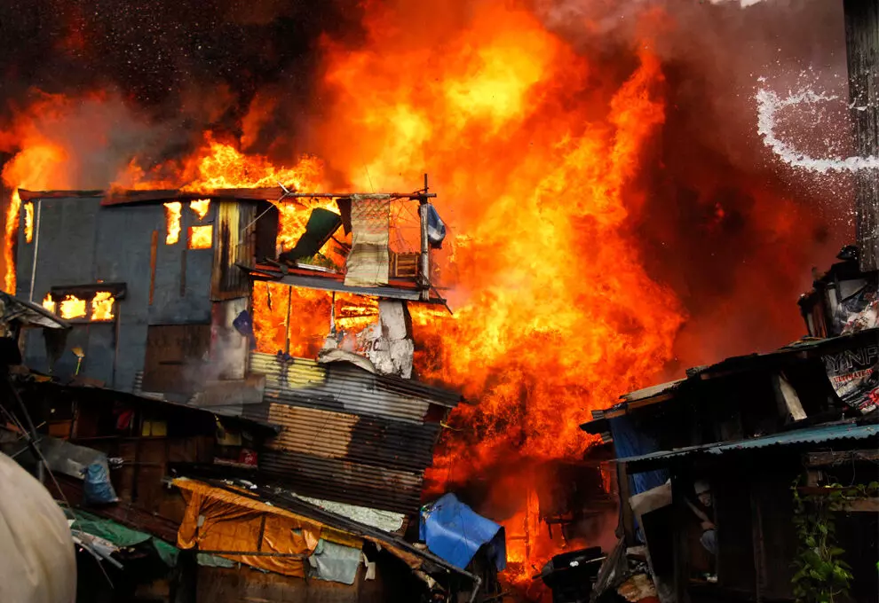 Big Accident: बाजार में लगी भीषण आग, 150 दुकाने जलकर राख, पढ़े पूरी खबर...