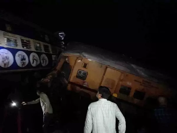 Train Accident : पैसेंजर ट्रेन के डिब्बे पटरी से उतरी, 3 की गई जान, 30 से ज्यादा घायल...
