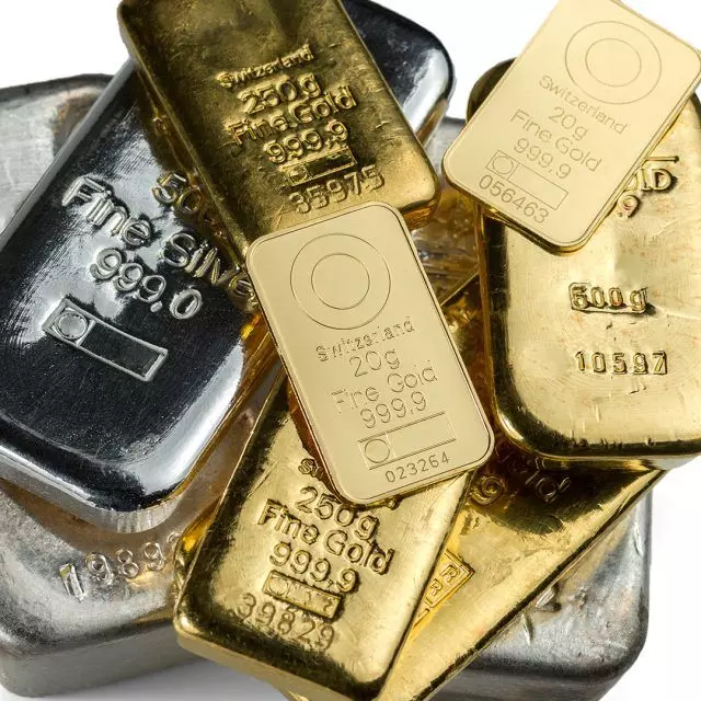 Today Gold-Silver Price: सोने की कीमते हुई धड़ाम, चांदी 1,000 रुपये प्रति किलोग्राम उछली, लेने से पहले देख ले भाव
