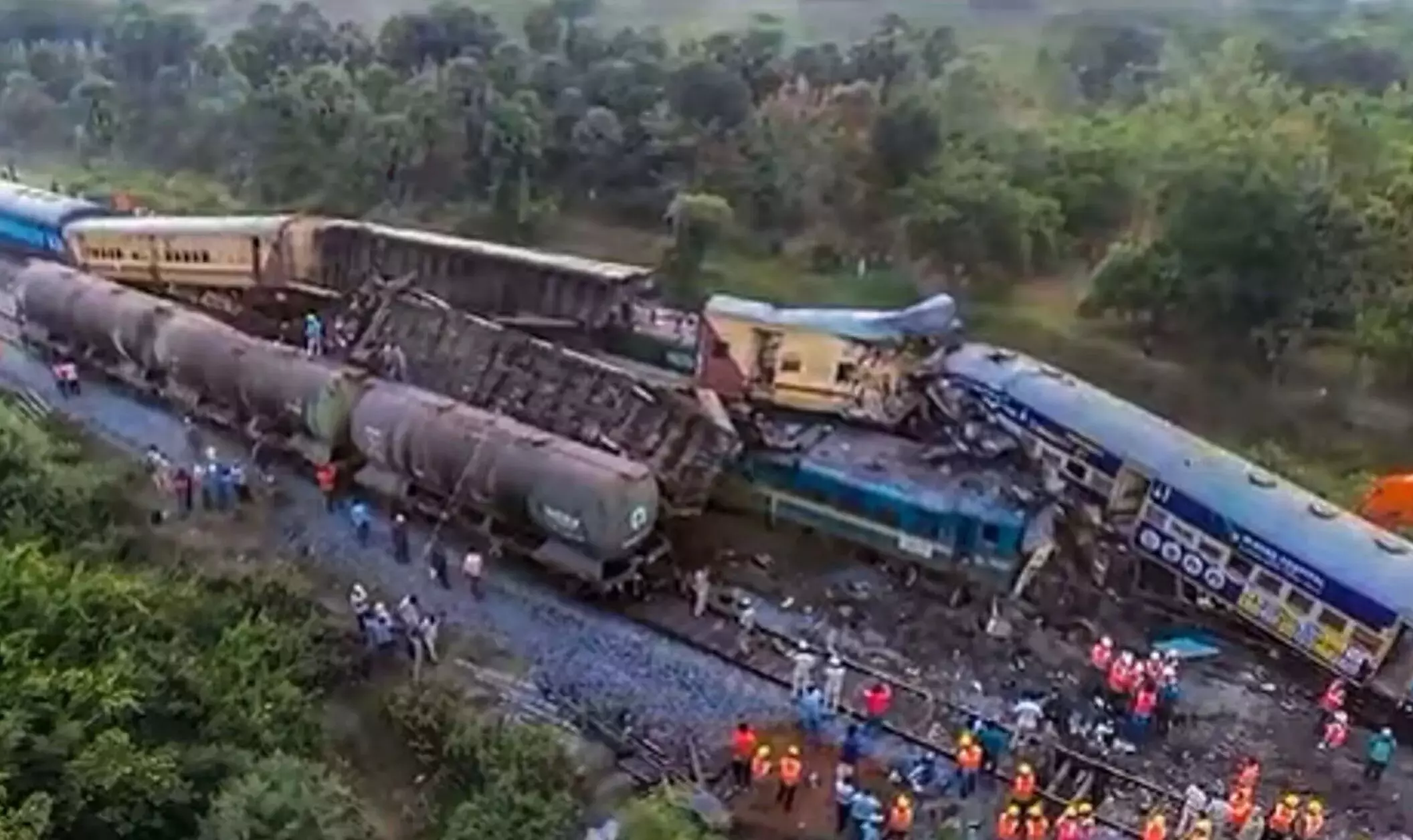 Andhra Pradesh Train Accident: आंध्रप्रदेश में 2 ट्रेने की हुई घमासान टक्कर, 14 लोगो की हुई मौत, 50 से ज्यादा यात्री जख्मी, पढ़िए पूरी खबर....