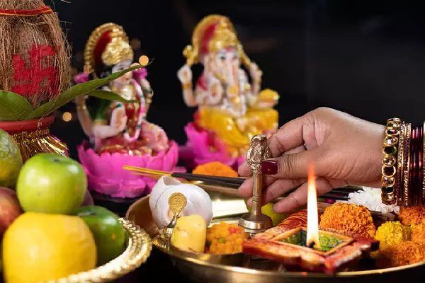 Diwali Pujan Samagri List : दिवाली पर लक्ष्मी पूजा के लिए इन बातों का रखें खास ध्यान, फटाफट नोट कर लें सारी जानकारी