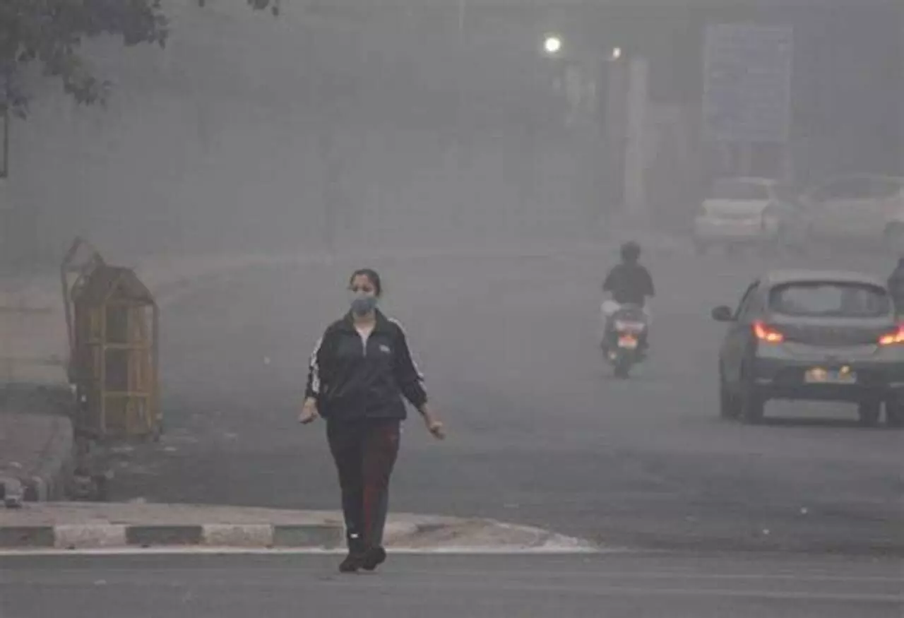 09 Nov Delhi Pollution: दिवाली से पहले ही घुटने लगा दम, अभी से गंभीर स्थिति में दिल्ली की वायु, बहुत जगहों में AQI 400 के पार, पढ़े पूरी खबर.....