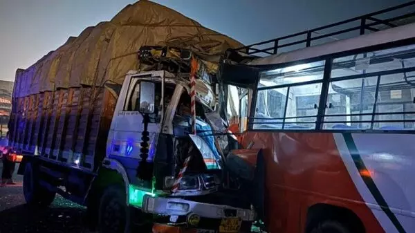 Big Accident : खड़ी बस को ट्रक ने मारी टक्कर, 6 लोगों की गई जान, कई घायल, पंचर होने पर सड़क पर खड़े थे यात्री...