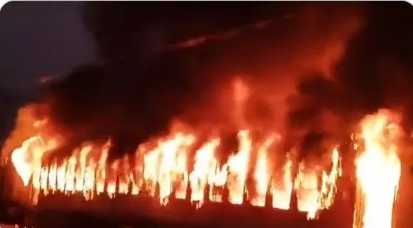 Railway fire news : दरभंगा एक्सप्रेस में लगी भीषण आग, कई बोगिया आई आग की चपेट में, यात्रियों ने कूदकर बचाई जान...