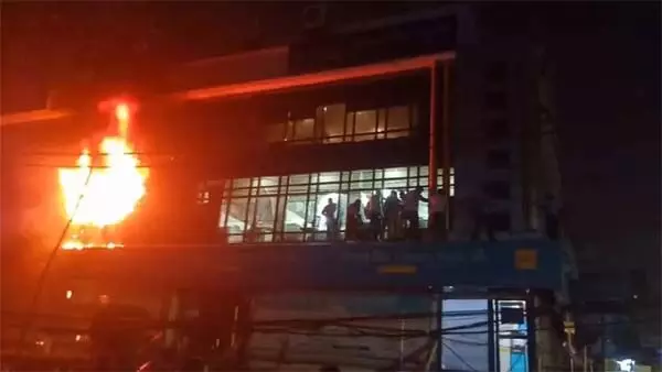 UP Fire News : केनरा बैंक में लगी भीषण आग, 50 कर्मचारी अभी भी फंसे बिल्डिंग में, फायर ब्रिगेड की टीम मौके पर...