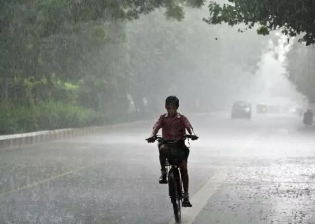 Today Weather Forecast 2023: दिल्ली में आज बदल सकता है मौसम, हो सकती है बारिश, जाने क्या है मौसम का हाल....