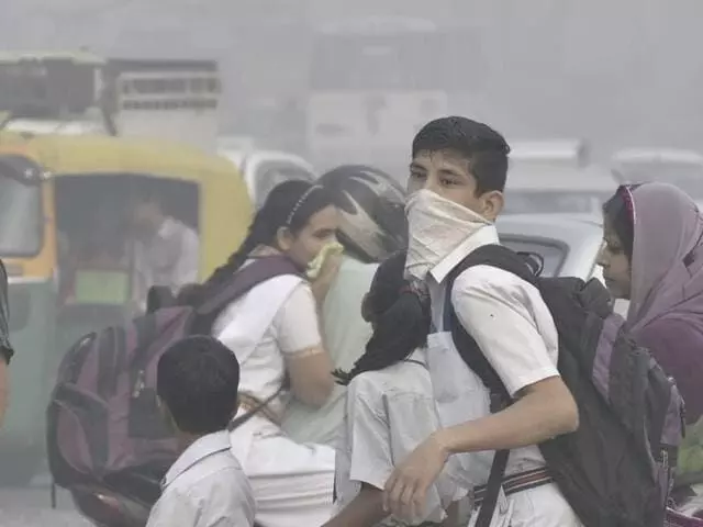 दिल्ली NCR में सांस लेना भी हो गया हैं मुश्किल, एक महीने से गैस चैंबर में जी रहे लोग, AQI 500 के पार, पढ़े पूरी खबर....