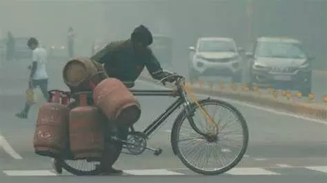 Today Delhi Pollution: दिल्ली NCR में प्रदुषण की समस्या बढ़ती जा रही, ठंड भी अपना रूप दिखा रही, हो सकती है हल्की वर्षा, पढ़े पूरी खबर...