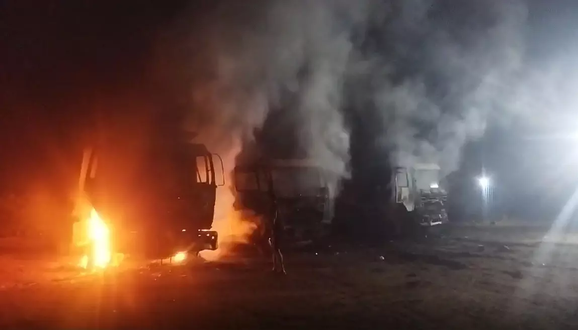 CG News: नक्सलियों ने मचाया तांडव, 14 वाहनों को लगाई आग, डामर प्लांट को किया स्वाहा, देखें  वीडियो....