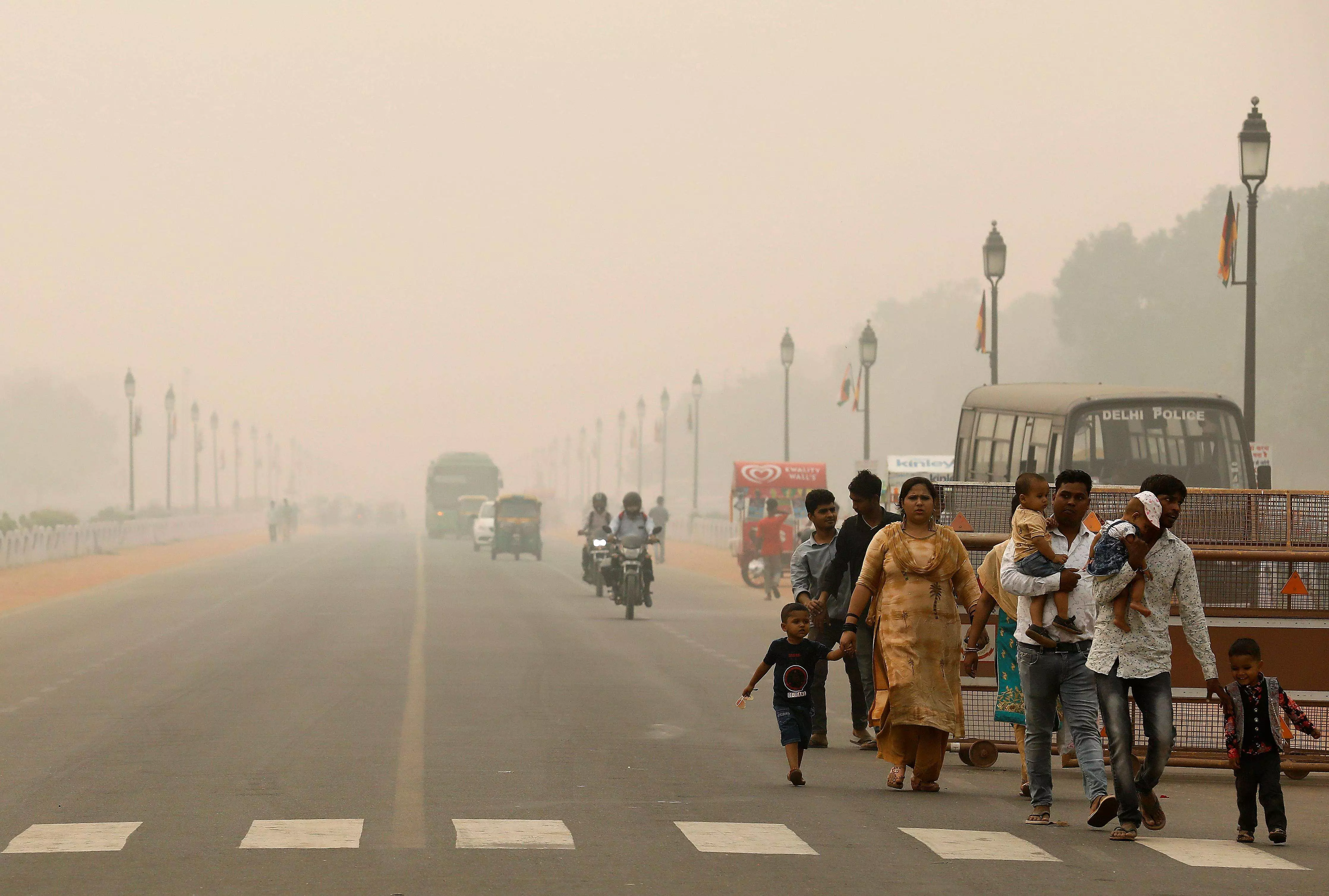 दिल्ली की हवा एक बार फिर खतरनाक, जहरीली गैस में तबदिल, AQI 400 के पार जा पहुंची....