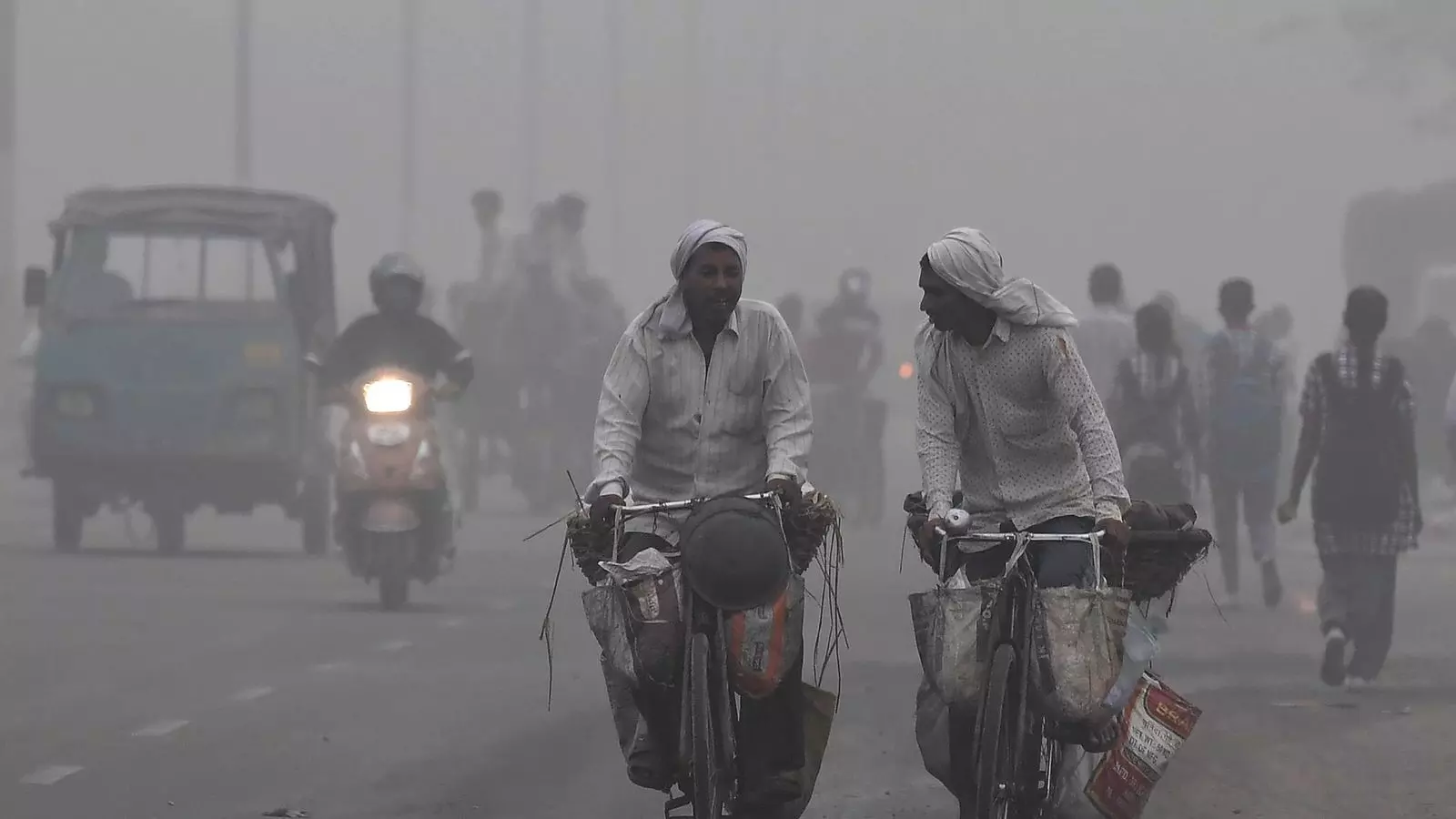 Today Delhi Air Pollution: दिल्ली की हवा ने लोगों का जीना किया मुश्किल, लगातार हो रही तबीयत ख़राब, AQI 500 के पार