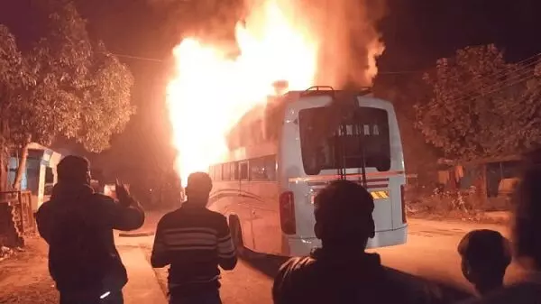 CG fire News : जगदलपुर जा रही यात्री बस में लगी भीषण आग, दो महिला सहित चार लोग झुलसे...
