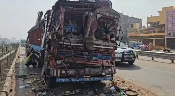 Raipur Accident : तेज रफ्तार ट्रक ने डंपर को मारी टक्कर, चालक की गई जान, हेल्पर घायल...