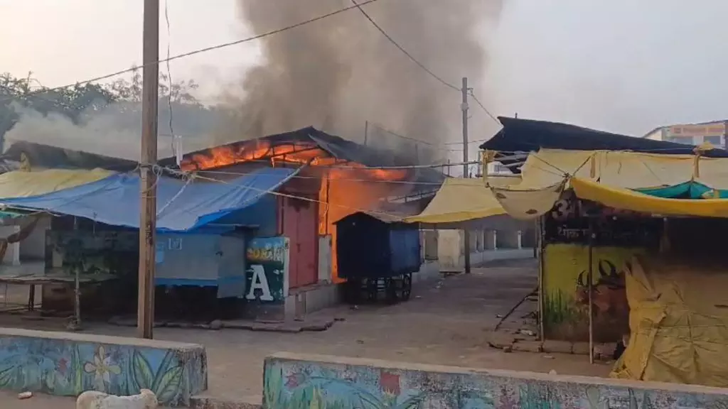 BREAKING: रायपुर के इन दुकानों में लगी भीषण आग, लाखों का सामान जलकर खाक....