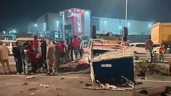 UP Accident : देवी दर्शन कर लौट रहे श्रद्धालुओं की वाहन को ट्रक ने मारी टक्कर, 4 की गई जान, 12 घायल...
