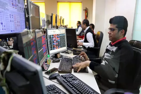 Sensex Opening Bell : निवेशकों में छाई मायूसी, शेयर बाजार में गिरावट का सिलसिला जारी, जानिए सेंसेक्स-निफ़्टी का हाल