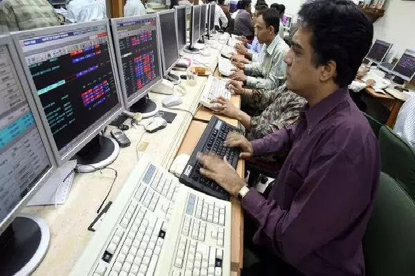 Sensex Opening Bell : निवेशकों की टिकी निगाहें, शेयर बाजार में सपाट शुरुआत, एक क्लिक में जानिए सेंसेक्स-निफ्टी का हाल