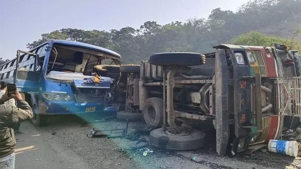 CG Accident : यात्रियों से भरी बस ट्रक से टकराई, तीन की गई जान, दर्जन भर यात्री घायल...