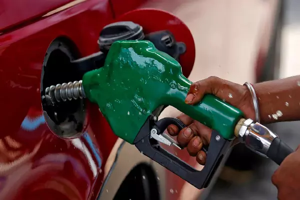 Petrol Diesel Price Today : गाड़ी की टंकी फुल कराने से पहले जान लीजिए पेट्रोल-डीजल के दाम, एक क्लिक में देखें आपके शहर में क्या है ताजा भाव?
