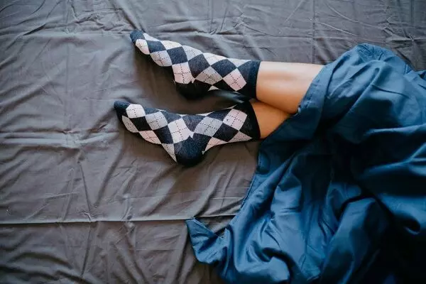 Disadvantages of wearing socks while sleeping : क्या आप भी रात में मोजा पहन कर सोते है, तो हो जाए सावधान, नहीं तो सेहत पर हो सकता समस्या...