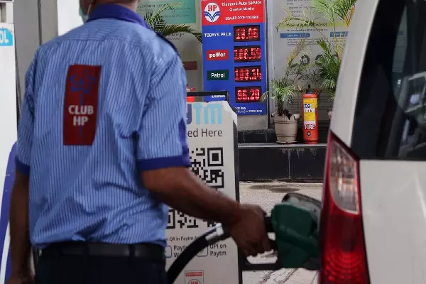 Petrol Diesel Price Today : गाड़ी की टंकी फुल कराने से पहले चेक कर लें पेट्रोल-डीजल के दाम, जानिए आपके शहर में क्या है लेटेस्ट रेट