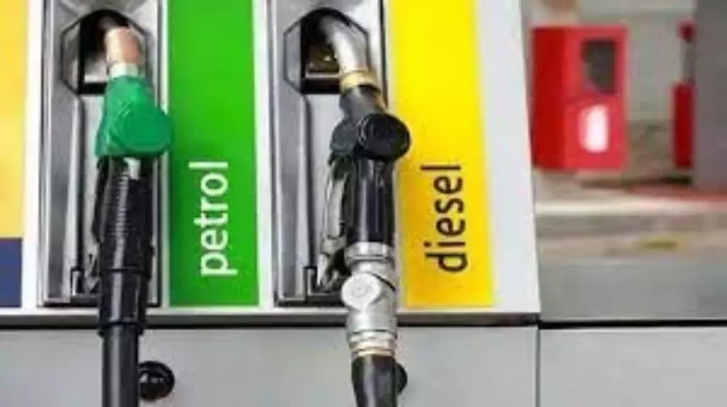 Petrol Diesel Price Today : गाड़ी की टंकी फुल कराने से पहले चेक कर लीजिए पेट्रोल-डीजल के दाम...एक क्लिक में जानिए अपने शहर का हाल...