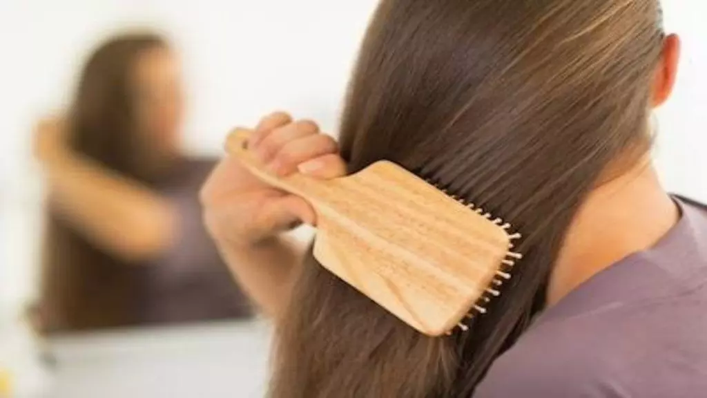 Hair Brush Tips: बालों की देखभाल के लिए अच्छा हेयरब्रश भी है जरूरी, एक क्लिक में जानें कैसे ब्रश का करें इस्तेमाल...