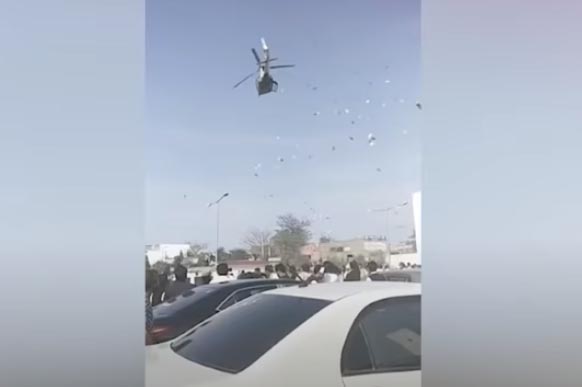 हेलिकॉप्‍टर से की गई नोटों की ‘बारिश’, लूटने के लिए टूट पड़ी जनता, वायरल हुआ वीडियो, देखें...