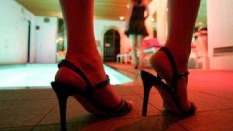 Sex Racket : होटल के आड़ में चल रहा जिस्मफरोशी का गंदा खेल! पुलिस ने रेड मार 15 लड़कियों सहित 44 लोगों को लिया हिरासत में, ग्राहक बन पहुंची थी पुलिस...