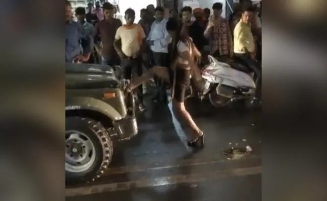 मॉडल ने बीच सड़क पर किया तमाशा! आर्मी की गाड़ी रोक कर मारने लगी लात, राहगीर भी होते रहे परेशान, सोशल मीडिया में वायरल हुआ वीडियो...