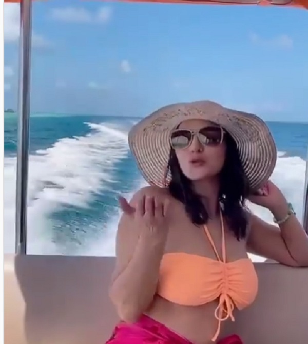 Sunny Leone ने समुद्र के बीचों बीच दिखाया अपना ग्लैमरस अवतार, फ्लाइंग KISS करती आई नजर, बोल्ड VIDEO देख हार बैठेंगे दिल, देखें वीडियो