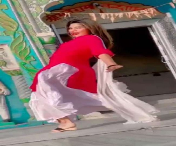 मंदिर के गेट पर चप्पल पहनकर बॉलीवुड गाने पर थिरकी युवती, सोशल मीडिया में वीडियो वायरल होने पर मचा बवाल