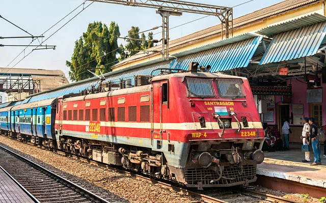 Prabhatkhabar_2020-07_59a391de-7f89-46c2-a4d5-3ba18f437513_Passenger_train_at_Jalgaon_Junction_railway_station.webp