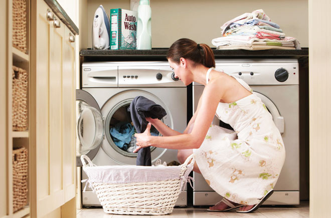 woman-loading-washing-machine-in-kitchen-2_0.jpg