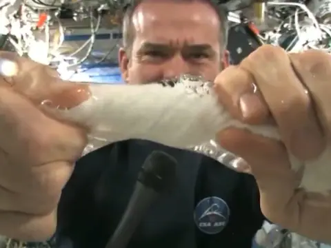 जब अंतरिक्ष पर वैज्ञानिक ने निचोड़ा अपना तौलिया, फिर हुआ कुछ ऐसा पानी नजारा देखकर आप भी हो जाएंगे मंत्रमुग्ध