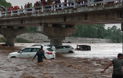 Flood : अचानक नदी में आई बाढ़ के चलते बह गई पिकनिक मना रहे लोगों की 14 कारे 