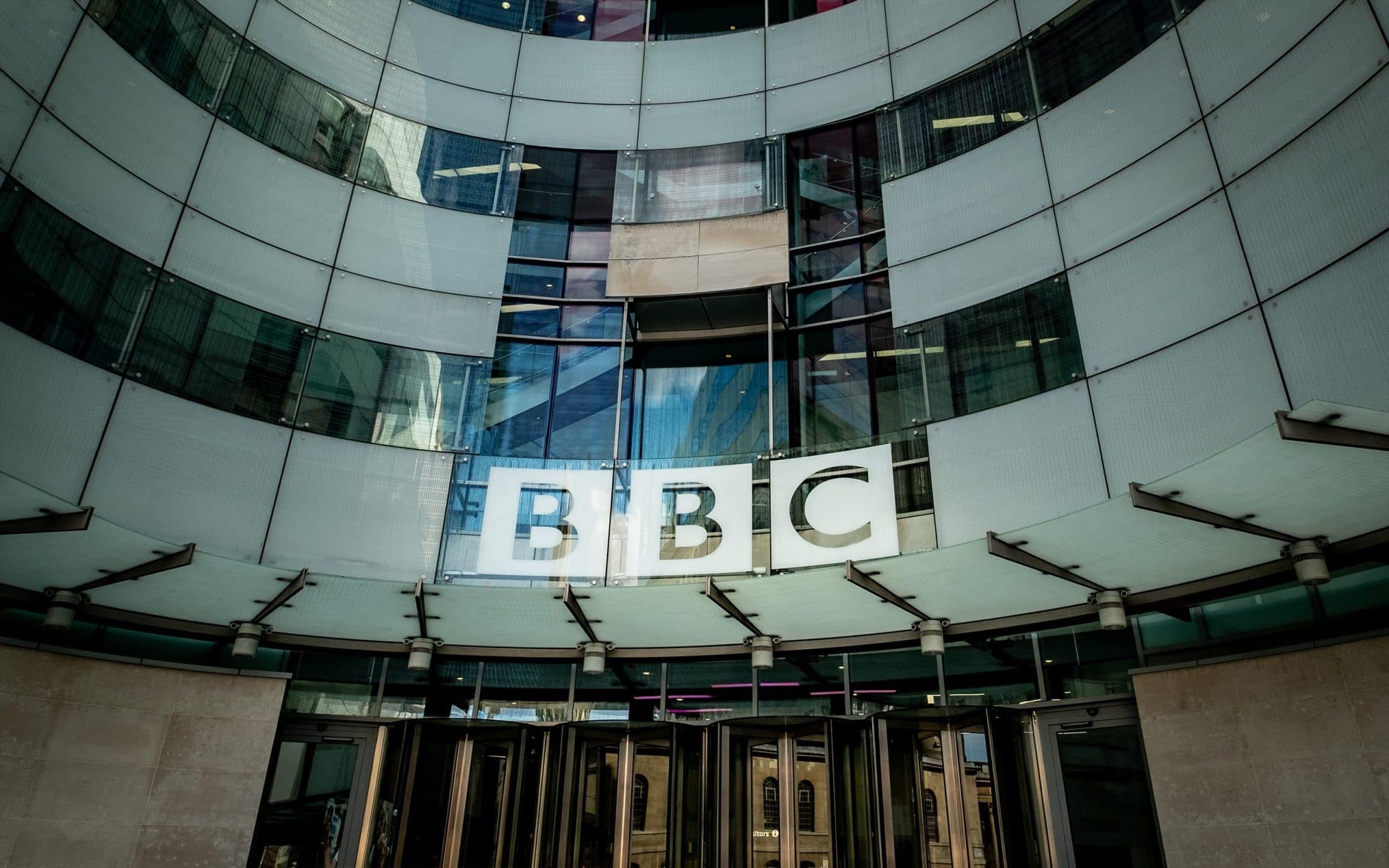 BBC World Service : कंपनी करने जा रही अपने 382 कर्मचारियों की छटनी, दो रेडियो सर्विस भी बंद, हर इतने पैसों की होगी बचत