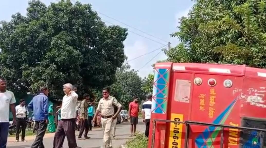 CG : जनकपुर जा रही यात्री बस केल्हारी के पास अनियंत्रित होकर पलटी, कई यात्री घायल
