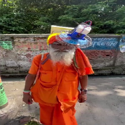 देसी जुगाड़ : गर्मी से परेशान इस बाबा ने लगाया गजब का दिमाग, हेलमेट पर लगा लिया पंखा, देखें देसी जुगाड़ वाला वीडियो