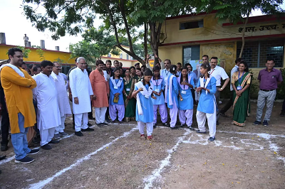 CM भूपेश बघेल ने स्वामी आत्मानंद स्कूल के बच्चों से की मुलाकात, ली बैठक व्यवस्था, लैब कक्ष, शिक्षको जैसी कई जानकारी  