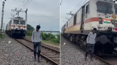 Video : रील बनाना पड़ा महंगा, तेज रफ्तार ट्रेन ने मारी टक्कर, कैमरे में कैद हुआ मंजर