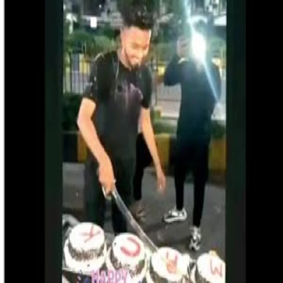 Viral Video : जन्मदिन पर तलवार से काट रहा था केक, पुलिस ने गिफ्ट के तौर पर थमाया नोटिस, देखें वीडियों