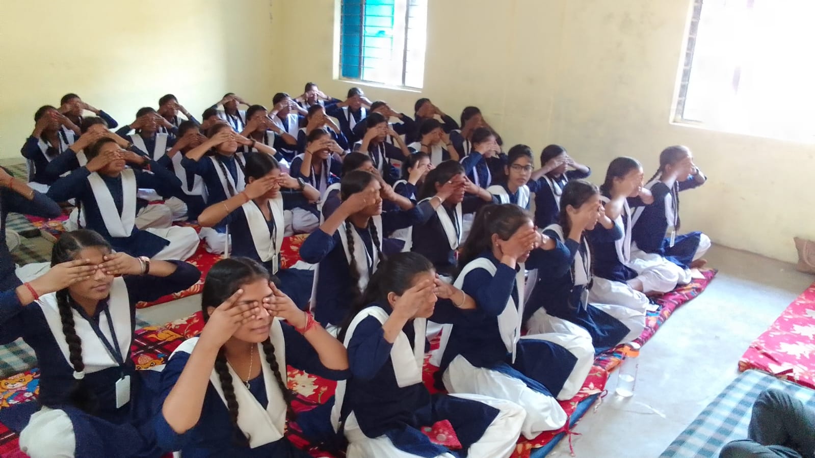 MCB : कन्या विद्यालय की 100 छात्राओं ने योग को दैनिक दिनचर्या में किया शामिल 