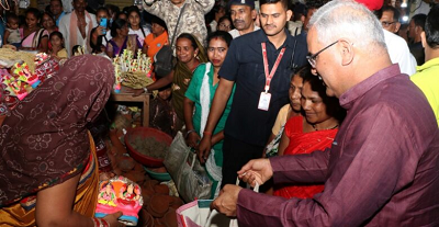 Diwali 2022 : CM भूपेश बघेल ने गोल बाजार में खरीदे मिट्टी के दीये, कहा- बाजार में है काफी रौनक... साथ ही प्रदेशवासियों से की ये अपील